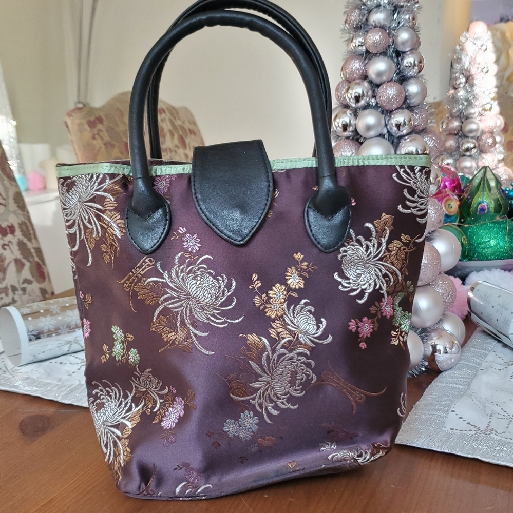 Yans Cocoa Brown Handbag with Green Details and Leather Handles